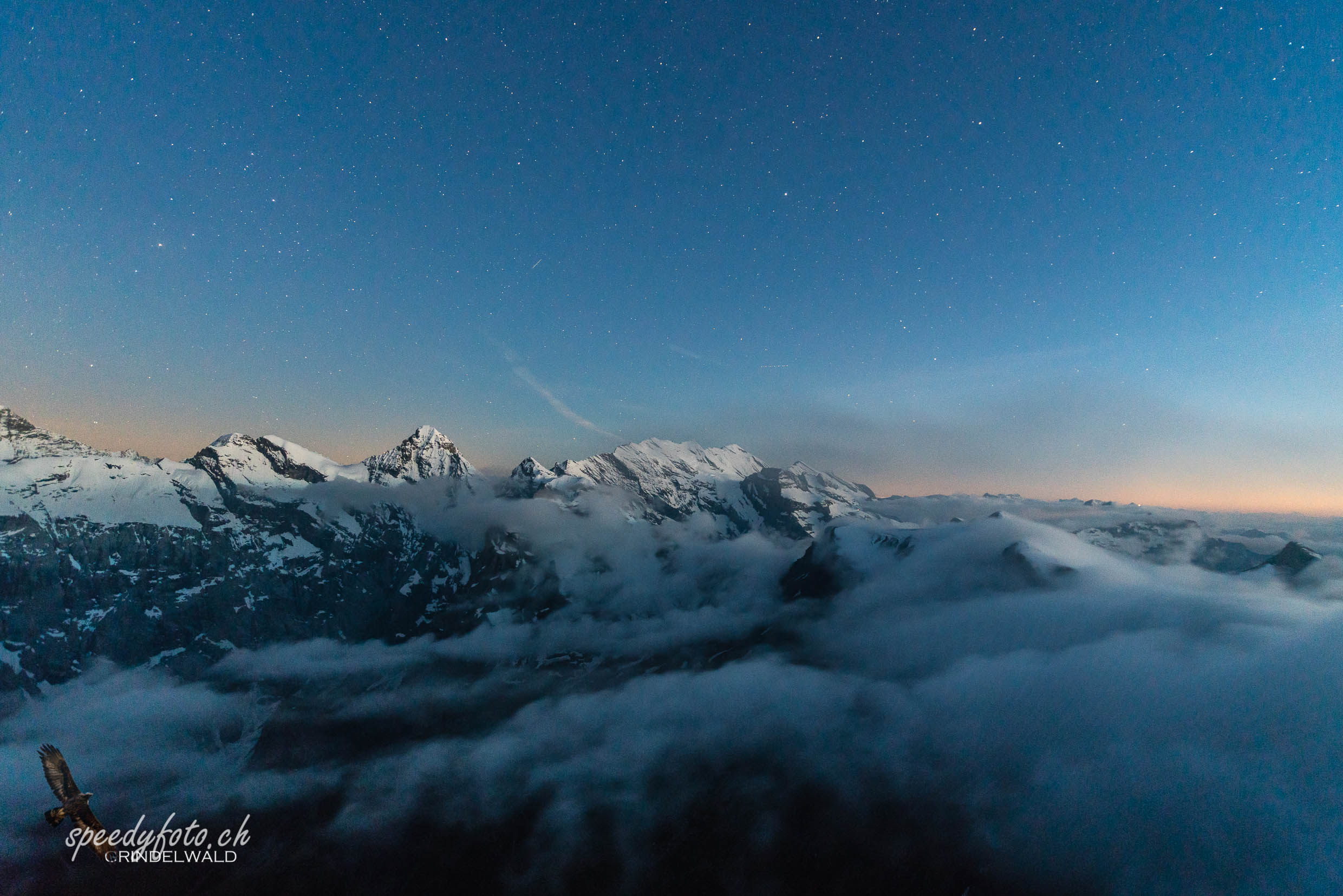 Anfang der Nacht über dem Nebel 